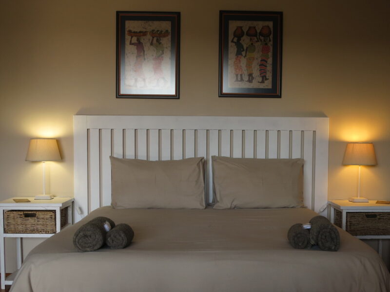 queen bed, family room no.2
