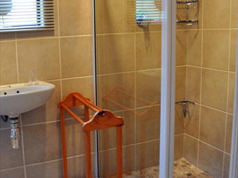 light and spacious en suite shower, no steps into it.
